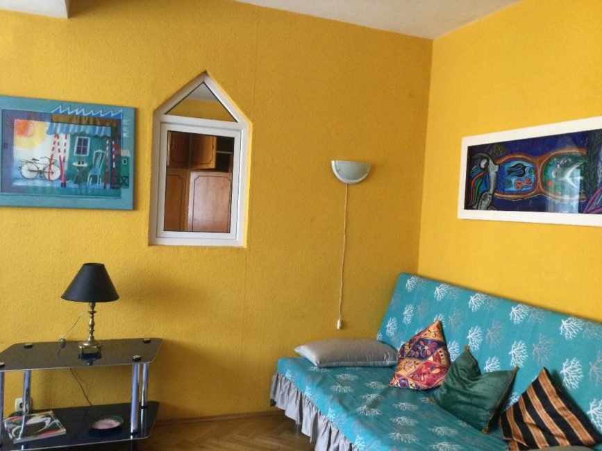 Apt12-2021-living-canapea-masuta-albastra