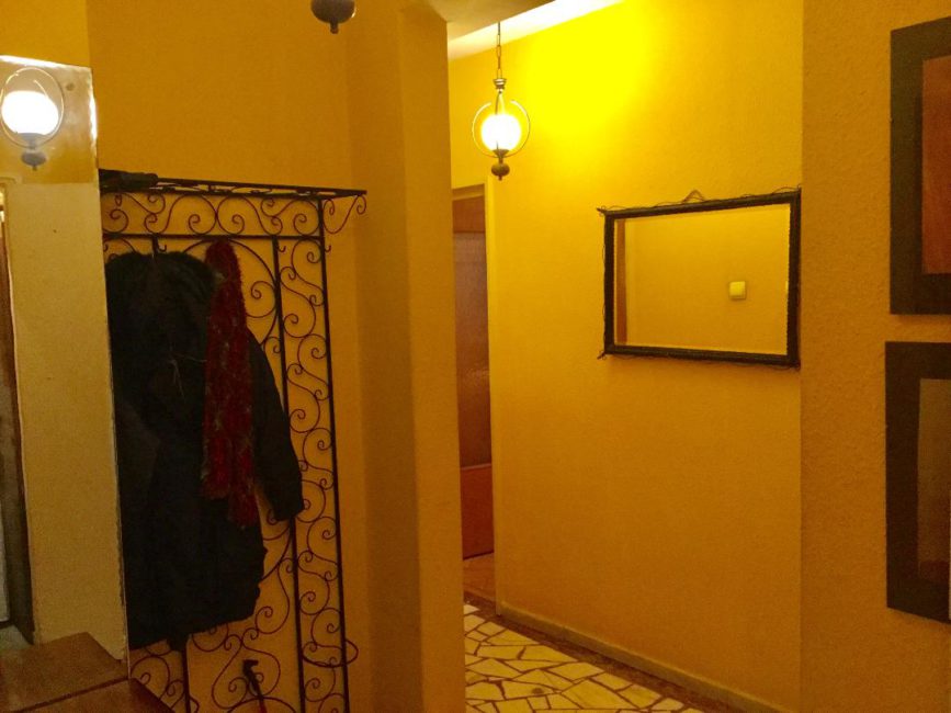 Apt12-hall-01