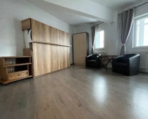 1000095104-min