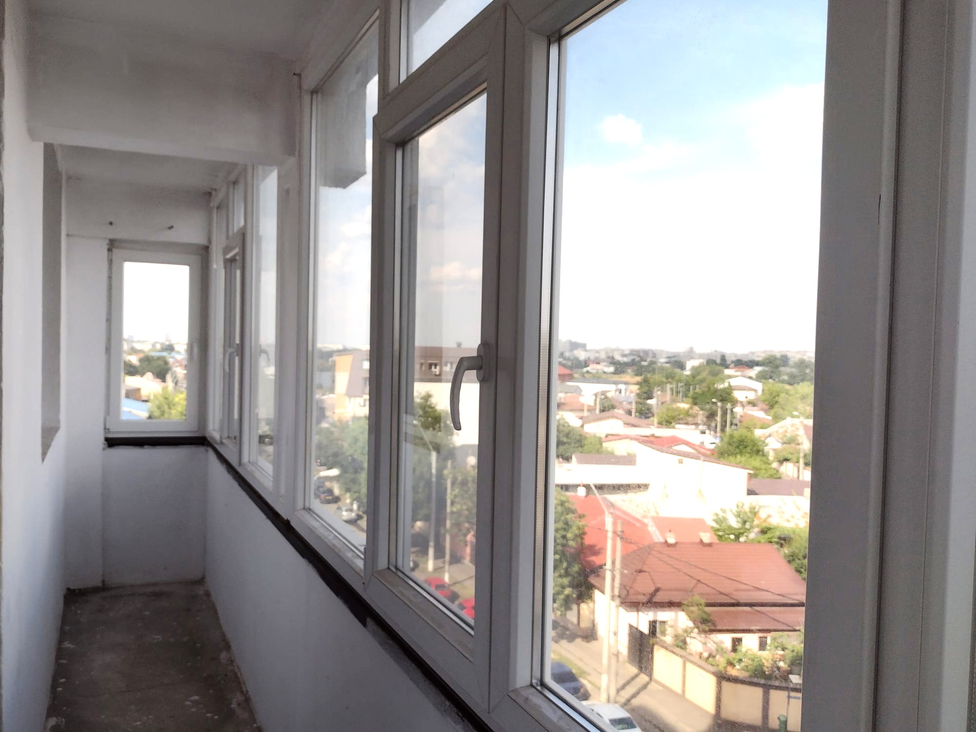Balconul-lung-pe-colt